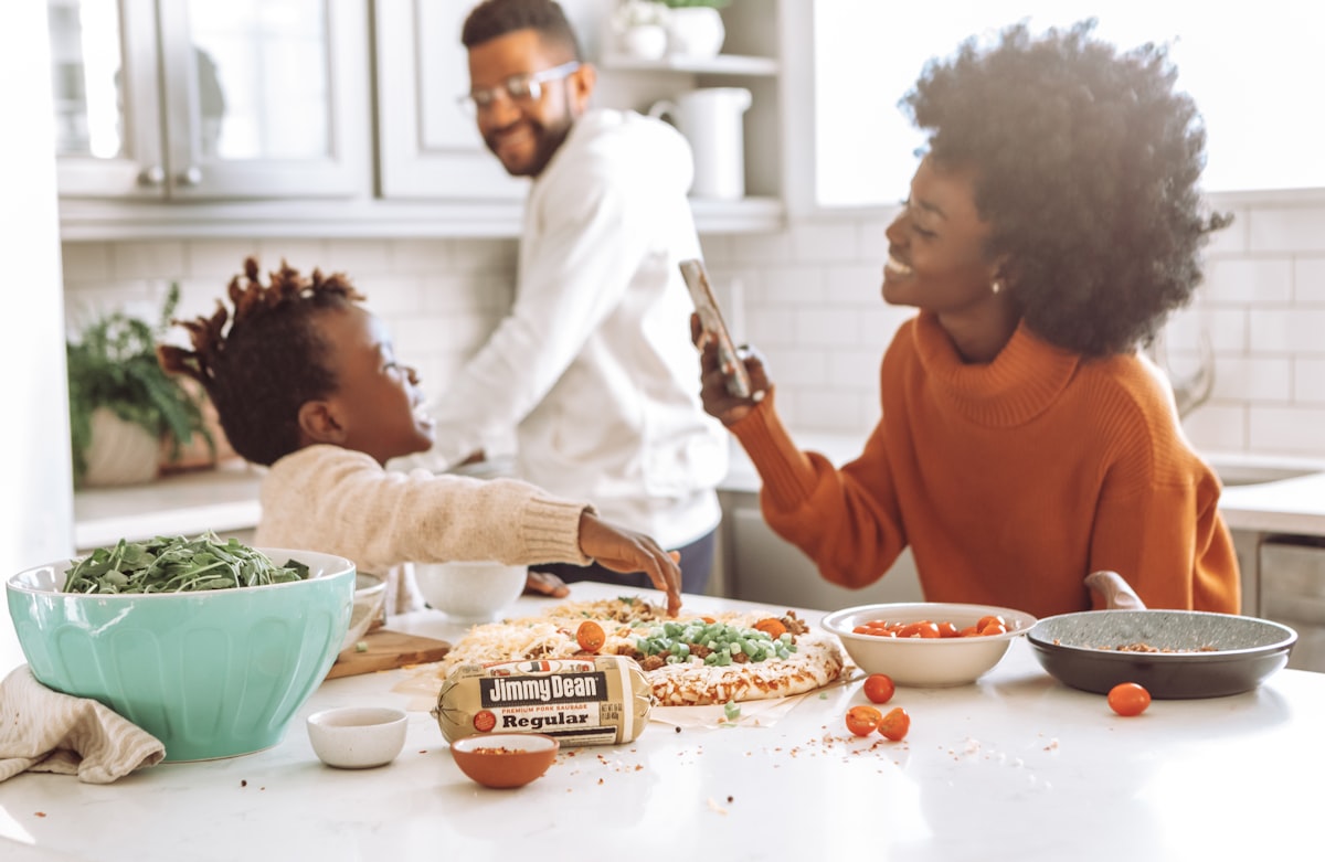 Famille partageant un repas sain